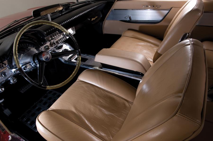 Интерьер Chrysler 300G Convertible (RC4/P 845) 1961 года  (фото 25 из 85)